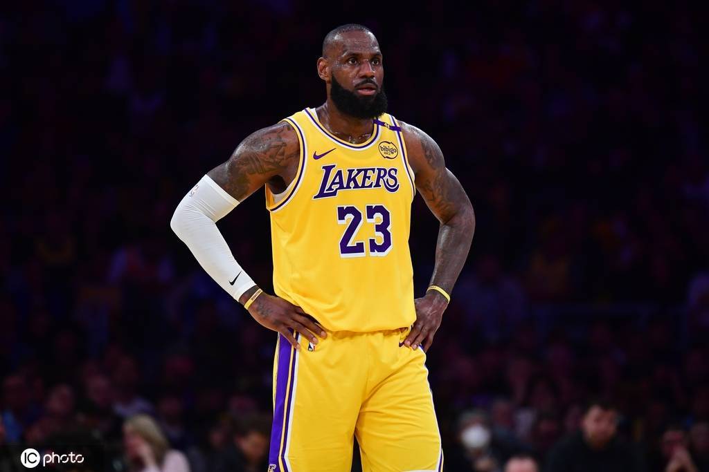 力压乔丹科比！詹姆斯连续21个赛季入选最佳阵容